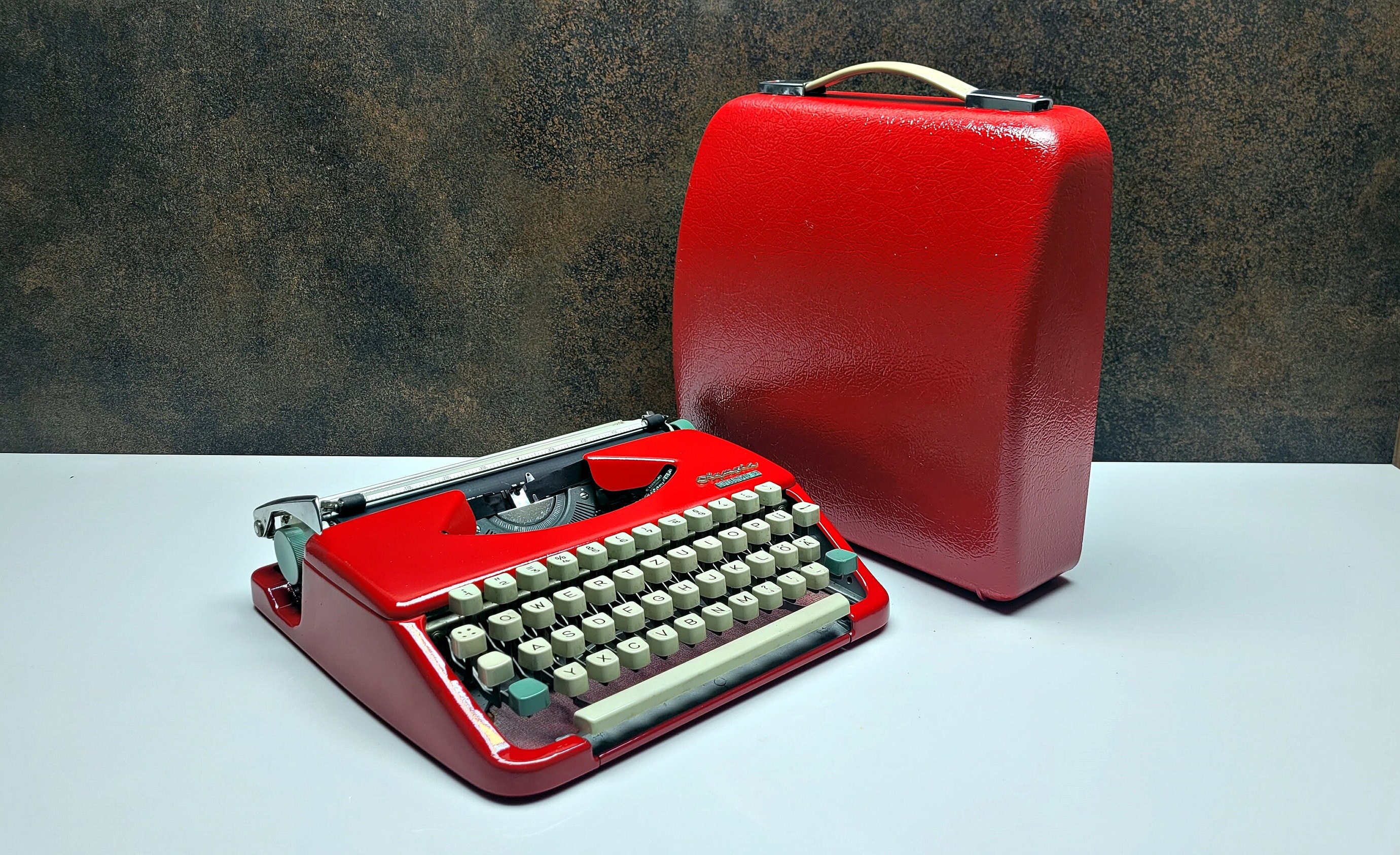 Royal Classic Manual Metal Typewriter Machine with Storage Case, Red