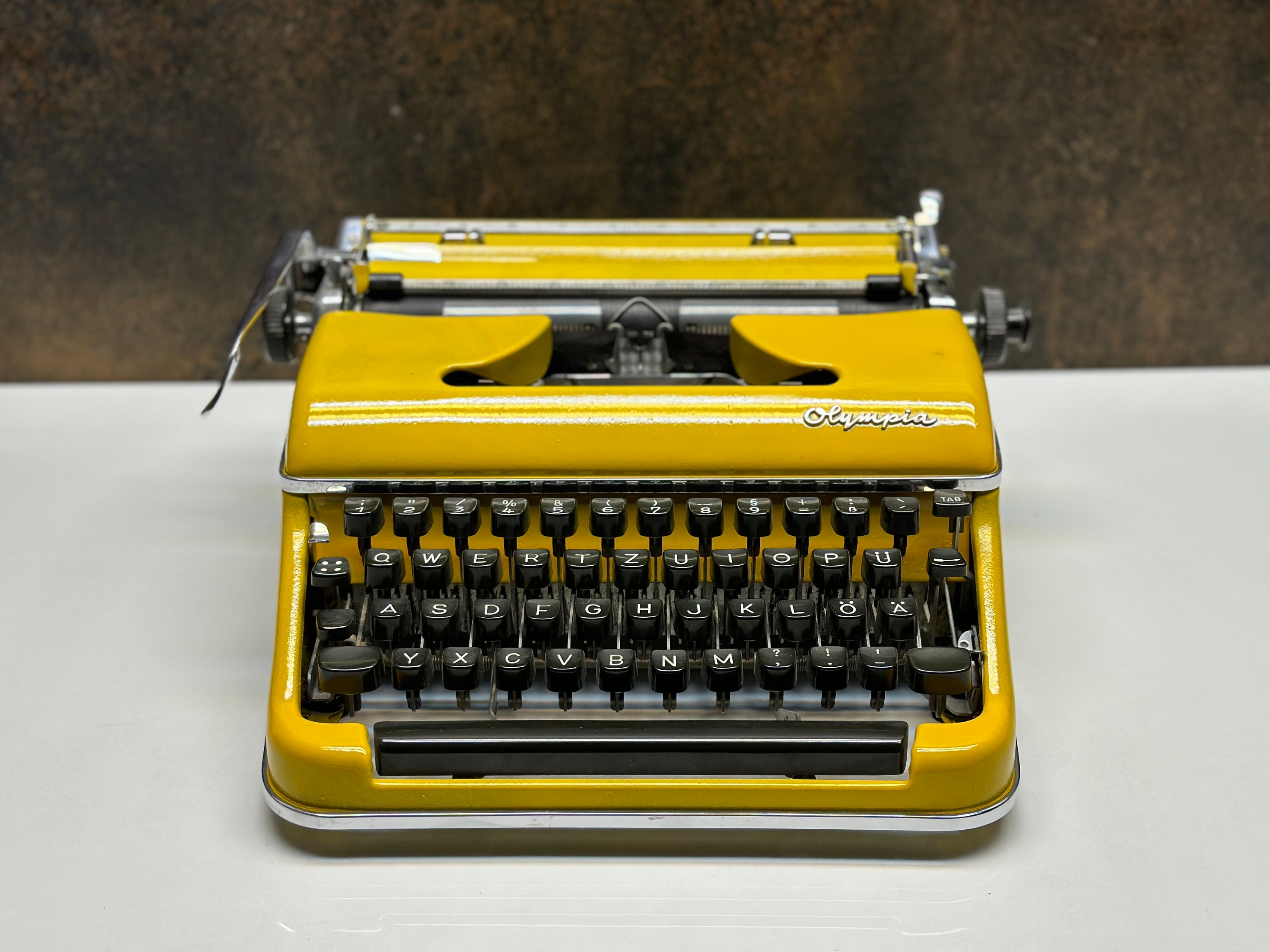 Olympia SM3 イエロー タイプライター: 復元されたビンテージ ドイツ製 