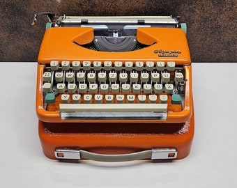 レトロなオレンジ色のオリンピアタイプライター：ミッド