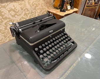 レトロ 米国製  QUIET DE LUXE タイプライター Royal Quiet De Luxe Black Manual Typewriter and Case