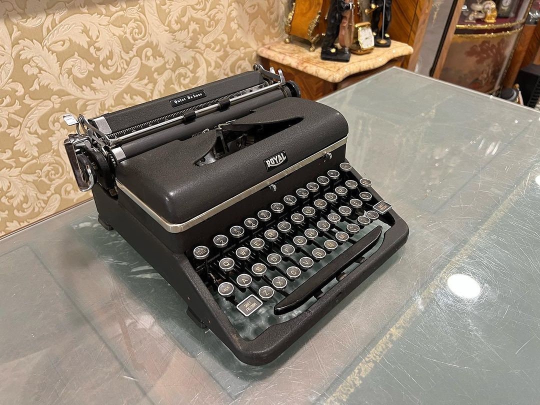 1946 年 Royal Quiet Deluxe タイプライター: 復元されたビンテージ