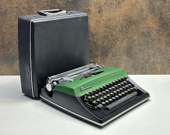 Brother Deluxe 1350, Vintage Typewriter, 1971. Cream/brown