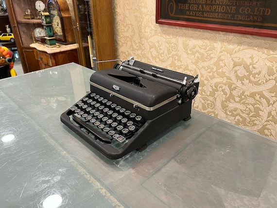 1946 Royal Quiet Deluxe Black Typewriter - Vintage Manual