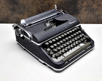 Brother Deluxe 1350, Vintage Typewriter, 1971. Cream/brown