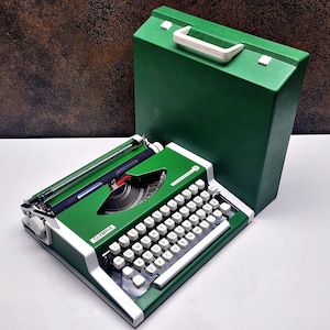 Vintage Olympia Traveller Deluxe Typewriter: Cream QWERTY Manual Portable