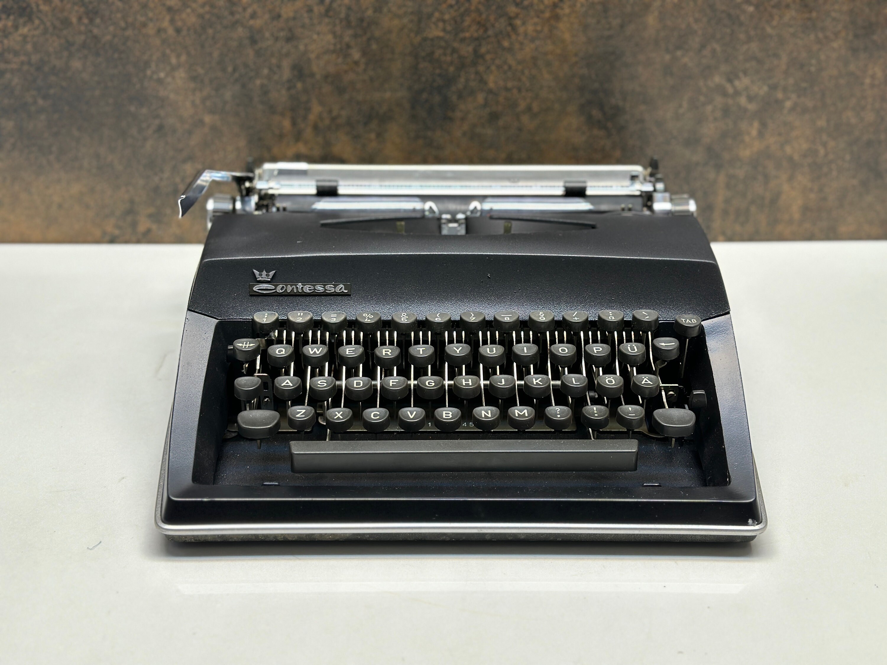 Adler Contessa タイプライター: 復元されたヴィンテージ ブラック