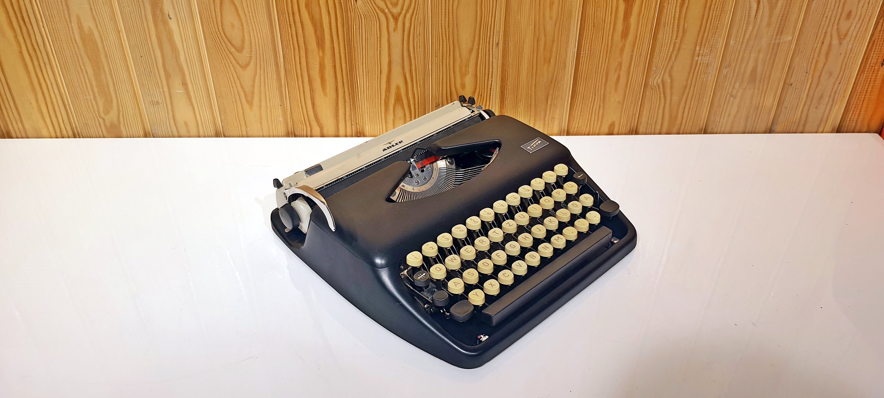 Adler Tippa タイプライター: 復元されたビンテージ手動筆記具、動作