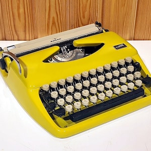 Máquina de escrever Adler Tippa amarela - como nova, modelo QWERTY/QWERTZ antigo, máquina de escrever com bolsa amarela, presente perfeito, ferramenta de escrita colecionável vintage