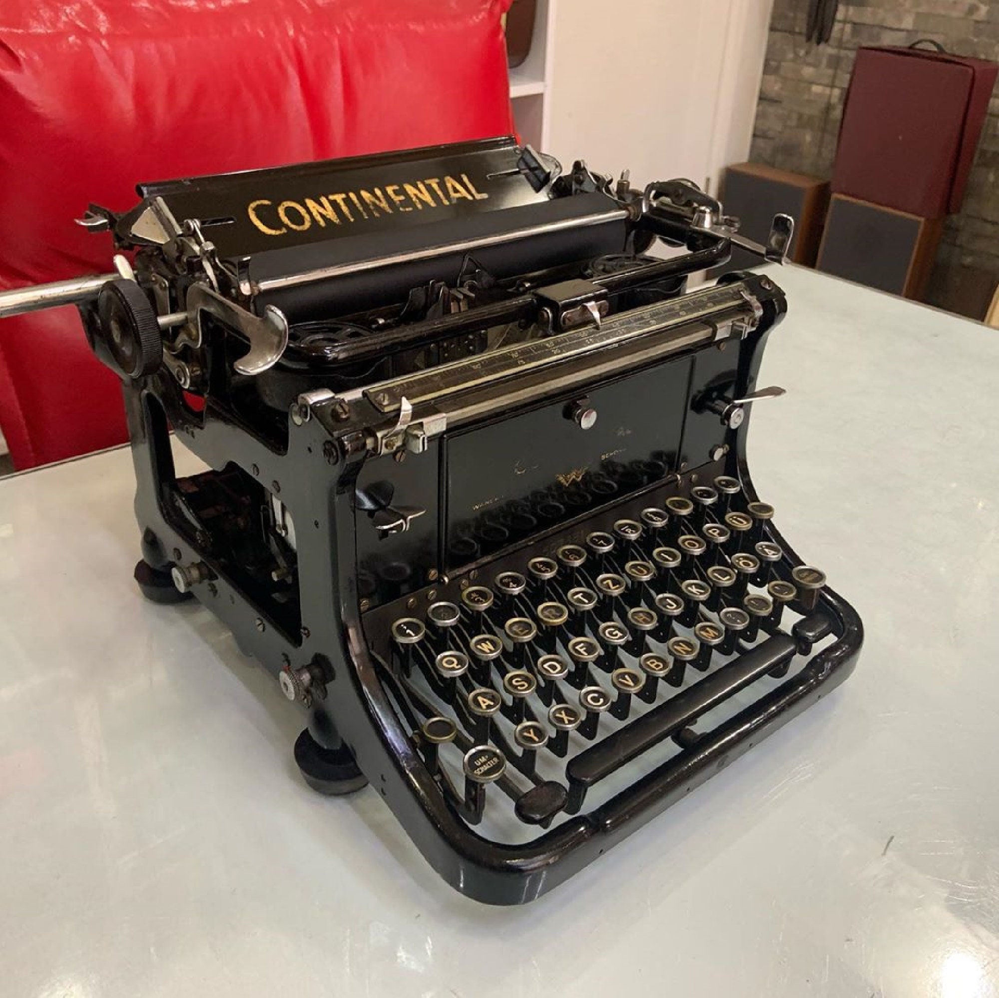 Máquina de escribir: un ordenador con impresora incorporada -  distritooficina
