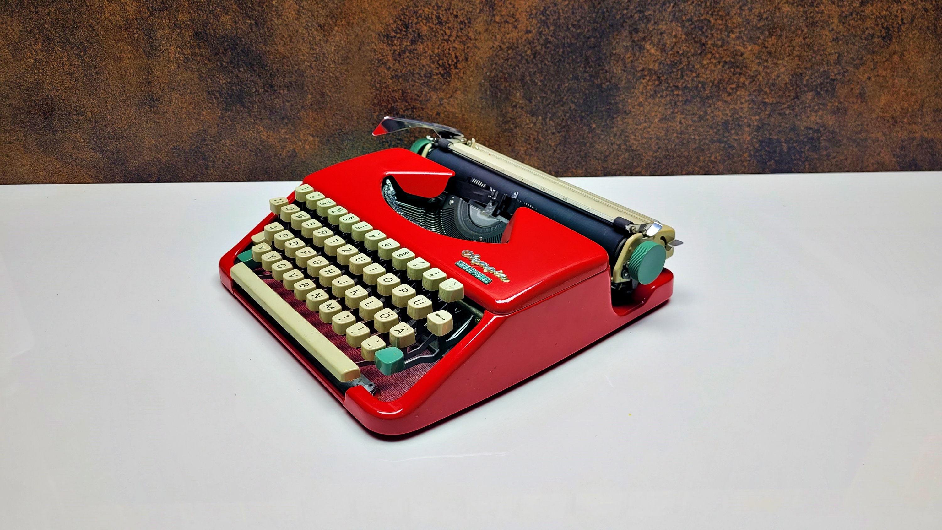 Vintage Olympia Splendid 33 Red Typewriter: Retro Steampunk Decor