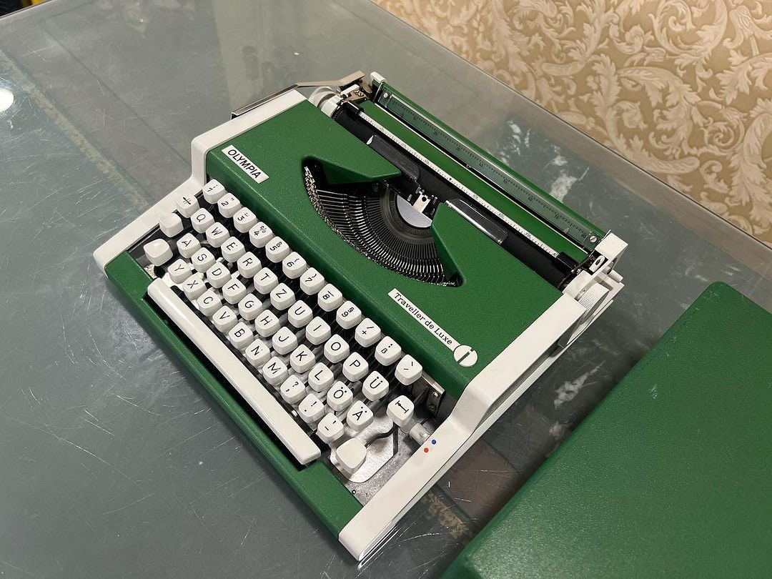 ヴィンテージ オリンピア トラベラー デラックス タイプライター