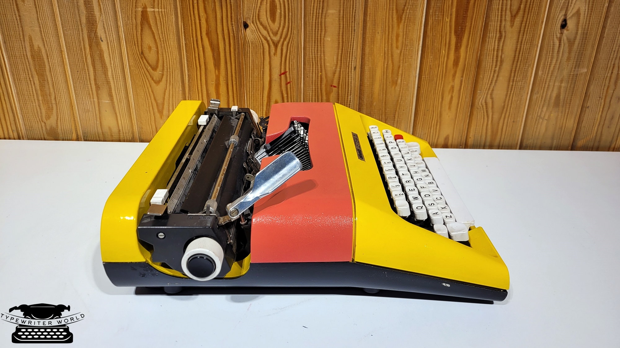 ビンテージ Olivetti タイプライター: 黄色とピンクのカバー、ミッド