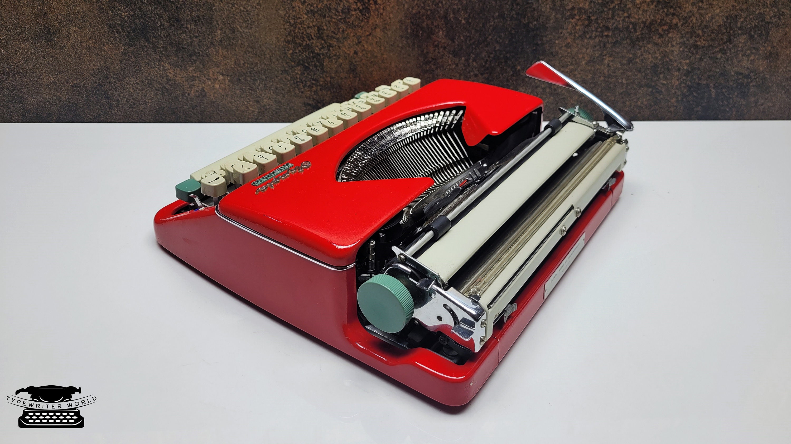 レッドオリンピアスプレンディッド33/66タイプライター：復元された