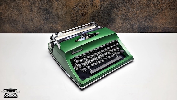ビンテージ Adler Contessa タイプライター: 復元された QWERTY