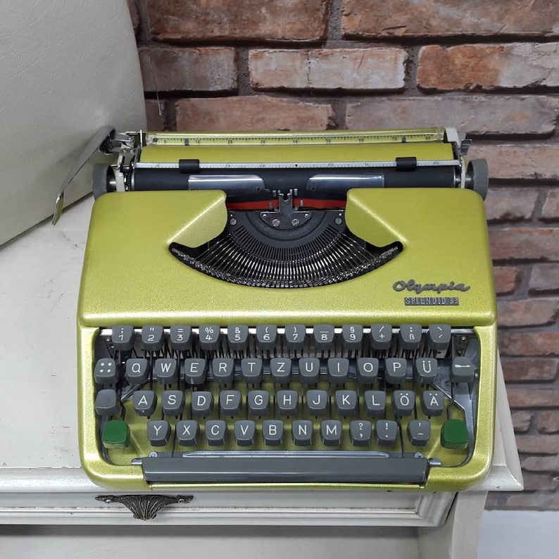 ANTIQUE collection ! Very Nice Office Gift OLYMPIA splendid33 Rare Model Typewriter