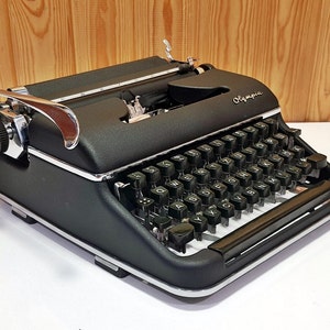 QWERTY | Olympia SM3 Black Typewriter - Premium Gift / Typewriter World / The Most Special Gift - Gift