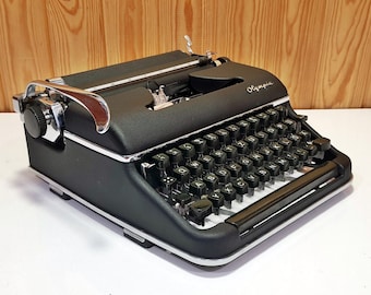 QWERTY | Olympia SM3 Black Typewriter - Premium Gift / Typewriter World / The Most Special Gift