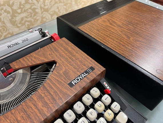 RHYTHR リズル TYPEWRITER SWING TOP ERGONOMIC KEYBOARD - Rheinmetall Herold Typewriter - Working