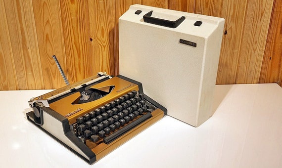 Retro Typewriter Keyboard: A Writer's Dream Come True - Due South