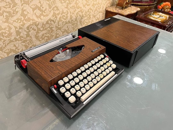 Vintage 1970s Royal Swinger Typewriter With AM Radio & Bag,working