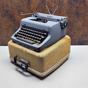 Retro Royal Manual Typewriter | Fully Operational Antique QWERTY Vintage Machine | Gift for Writers & Collectors | Office Decor
