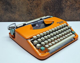 レトロなオレンジ色のオリンピアタイプライター：ミッド