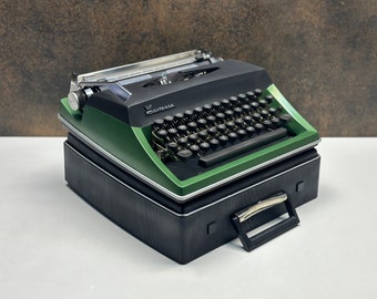 Brother Deluxe 1350, Vintage Typewriter, 1971. Cream/brown