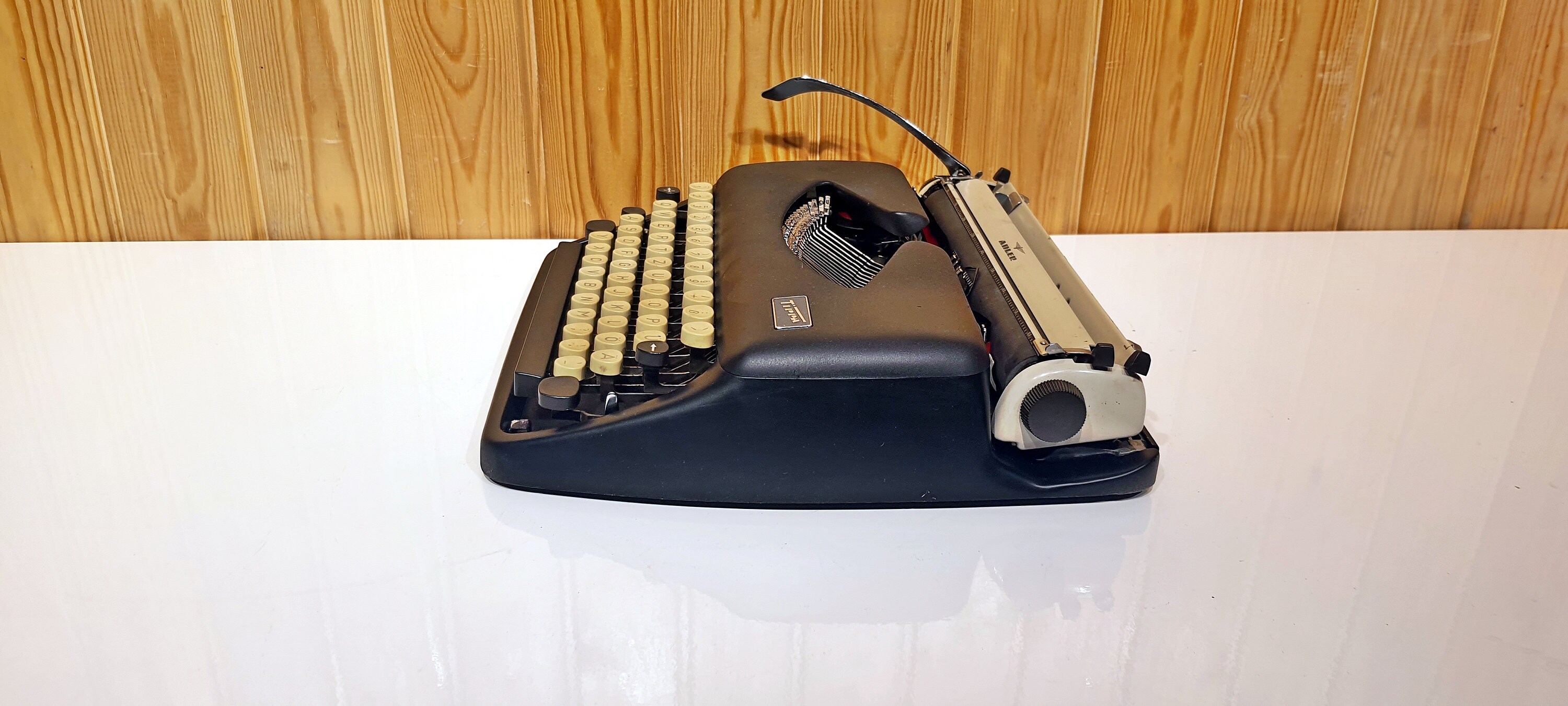 Adler Tippa タイプライター: 復元されたビンテージ手動筆記具、動作 