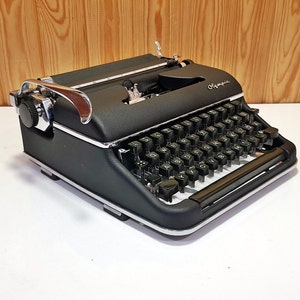 Olympia SM3 Typewriter: Restored Black Vintage Typewriter
