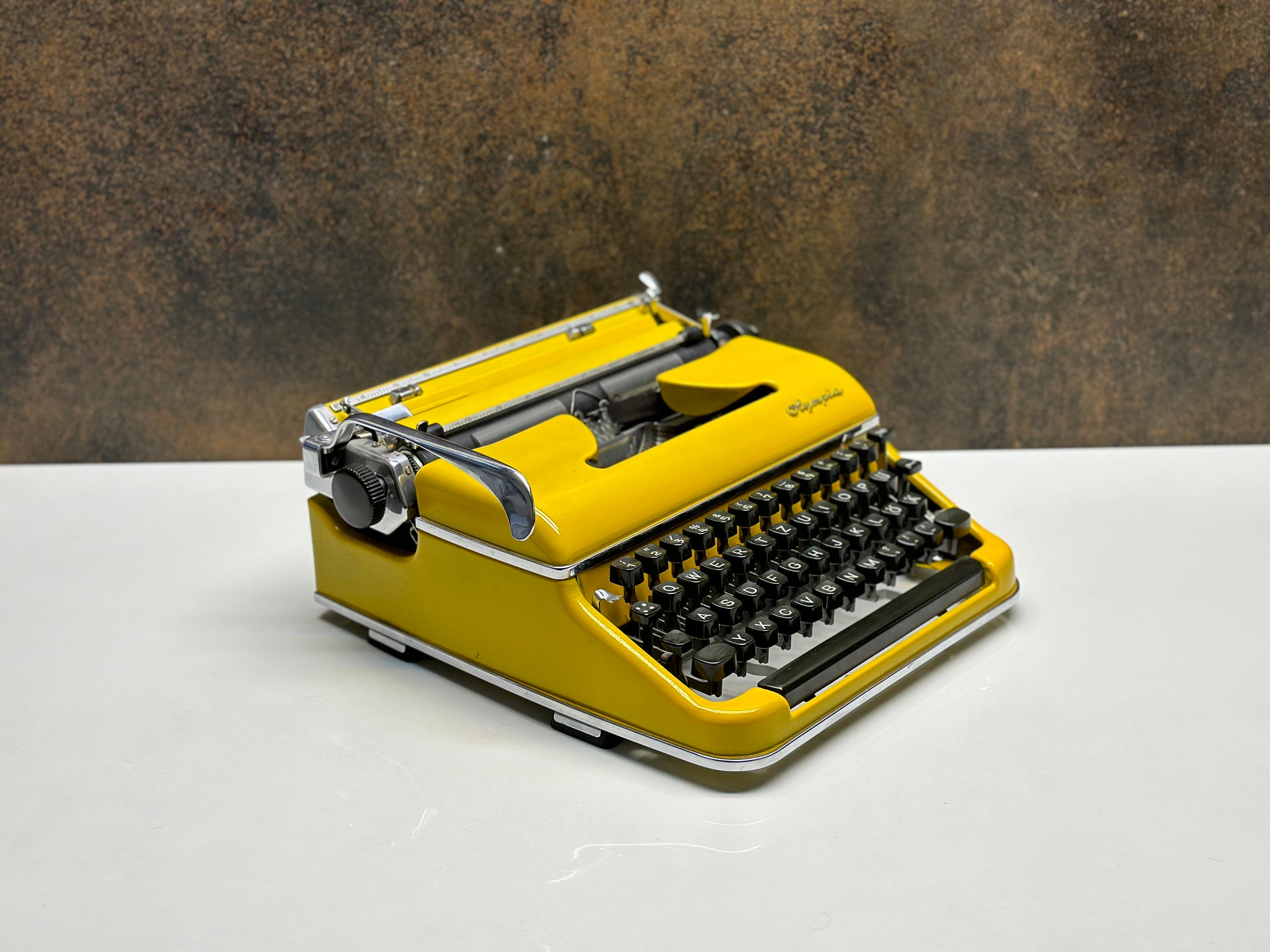 Olympia SM3 イエロー タイプライター: 復元されたビンテージ ドイツ製