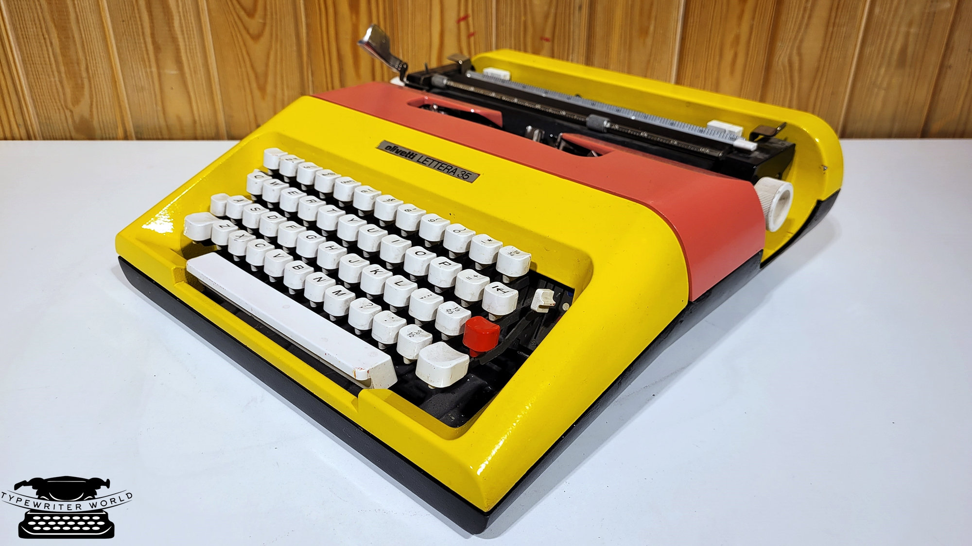 ビンテージ Olivetti タイプライター: 黄色とピンクのカバー、ミッド