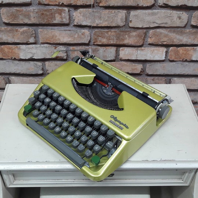 ANTIQUE collection ! Very Nice Office Gift OLYMPIA splendid33 Rare Model Typewriter
