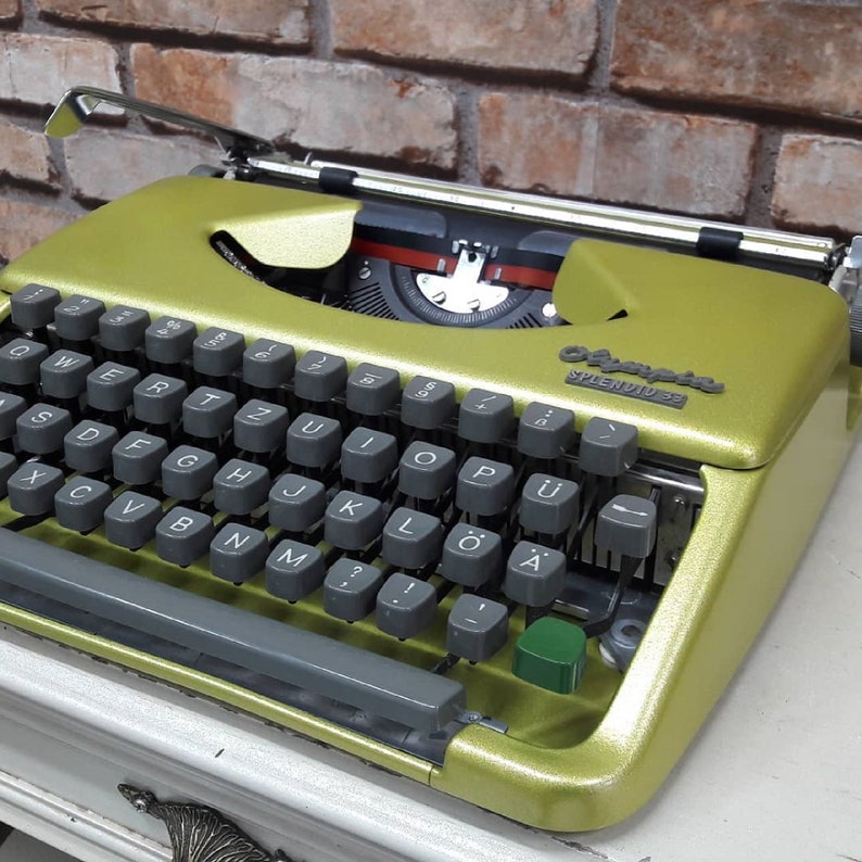 ANTIQUE collection ! Very Nice Office Gift OLYMPIA splendid33 Rare Model Typewriter