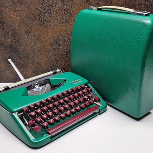 Olympia Splendid 33 Green Typewriter, Matte Manual Model, QWERTY Layout, With Case, Restored Vintage Machine, Gift for Creatives