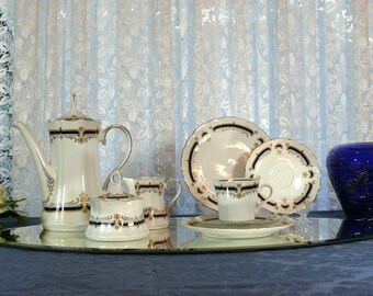 BEIEREN KOFFIESET. 21-delig Duits Mid Century goud en blauw decor koffie- en theeservies. 6 volledige dekken, koffiepot, suiker, creamer