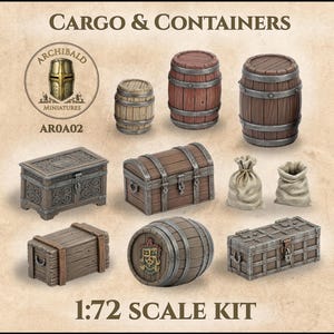 Pode incluir: Um kit à escala 1:72 intitulado Cargo & Containers da Archibald Miniatures AR0A02, apresentando barris de madeira em miniatura, vários baús de armazenamento retangulares com detalhes metálicos e dois pequenos sacos de tecido bege.