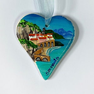 Handbemaltes Herz aus Sorrent. Hängendes Keramikherz. Geschenk für Reisende, Souvenirs aus Italien. Sorrento-Amalfiküste.