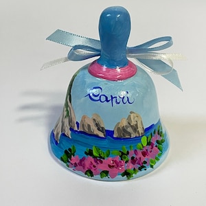 Campanella di Capri con faraglioni e bouganville. Oggetto artistico con il tuo paese preferito. Campana di ceramica idea regalo primaverile.
