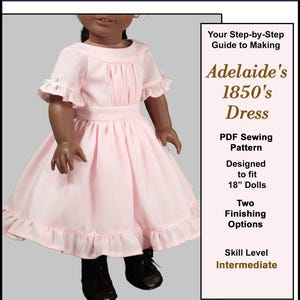 Può includere: Una bambola indossa un vestito rosa chiaro con maniche corte a volant, un corpetto arricciato e una gonna ampia con orlo a volant. Il testo recita: Dolls at Heart Designs, Your Step-by-Step Guide to Making Adelaide's 1850's Dress, PDF Sewing Pattern, Designed to fit 18" Dolls, Two Finishing Options, Skill Level Intermediate, Copyright 2026 Dolls at Heart Designs.