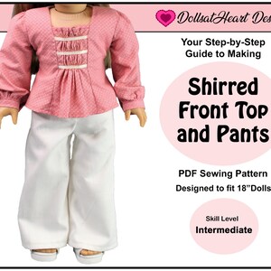 Puede incluir: Un patr&oacute;n de costura PDF para una blusa con frunces en el delantero y pantalones para mu&ntilde;ecas de 46 cm. El patr&oacute;n est&aacute; dise&ntilde;ado para un nivel de habilidad intermedio. La imagen muestra una mu&ntilde;eca con las prendas terminadas, una blusa rosa con ribetes blancos y pantalones blancos.