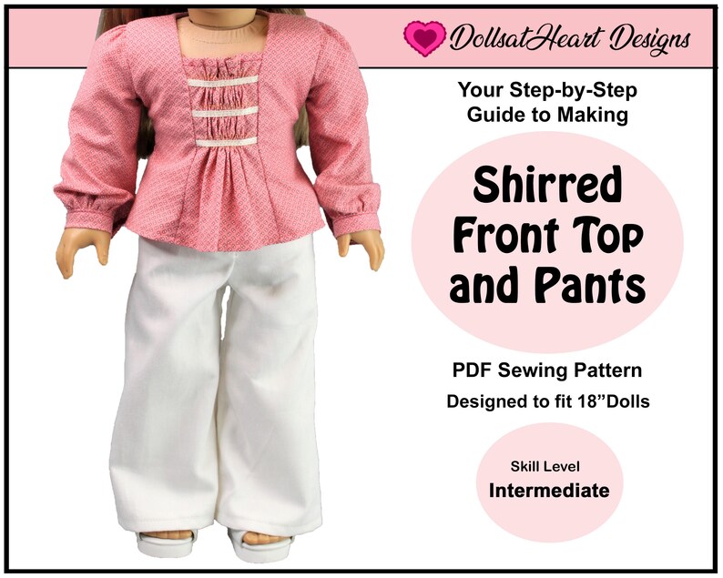 Puede incluir: Un patr&oacute;n de costura PDF para una blusa con frunces en el delantero y pantalones para mu&ntilde;ecas de 46 cm. El patr&oacute;n est&aacute; dise&ntilde;ado para un nivel de habilidad intermedio. La imagen muestra una mu&ntilde;eca con las prendas terminadas, una blusa rosa con ribetes blancos y pantalones blancos.