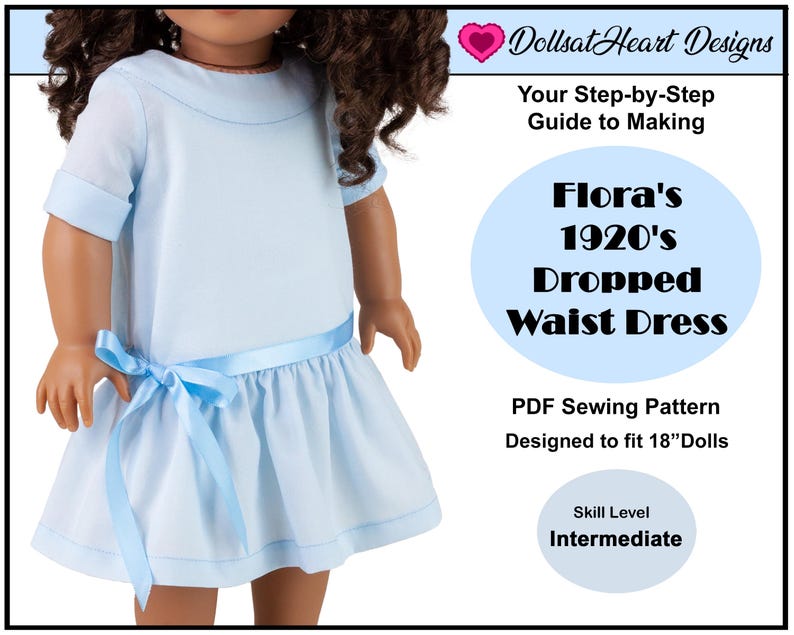 K&ouml;nnte beinhalten: Ein PDF-Schnittmuster f&uuml;r ein 1920er-Jahre-Kleid mit tiefer Taille f&uuml;r 45 cm Puppen. Das Schnittmuster ist f&uuml;r ein mittleres K&ouml;nnerniveau konzipiert. Das Bild zeigt eine Puppe, die ein hellblaues Kleid mit einem passenden Band tr&auml;gt.