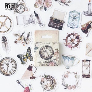 Puede incluir: Una hoja de pegatinas de estilo vintage con imágenes de relojes, mariposas, pájaros, una máquina de escribir, una tetera, una rueda de barco y otros elementos decorativos. Las pegatinas están impresas en papel blanco y tienen un aspecto de acuarela.