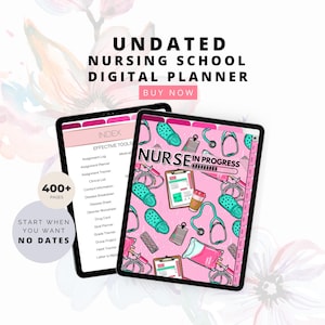 Peut inclure: Un planificateur numérique pour les étudiants en soins infirmiers. La couverture présente un fond rose avec un motif d'objets liés aux soins infirmiers, notamment un stéthoscope, une seringue et une paire de sabots. Le texte "NURSE IN PROGRESS" est affiché sur la couverture.