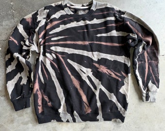 Sudadera negra con estampado tie-dye inverso