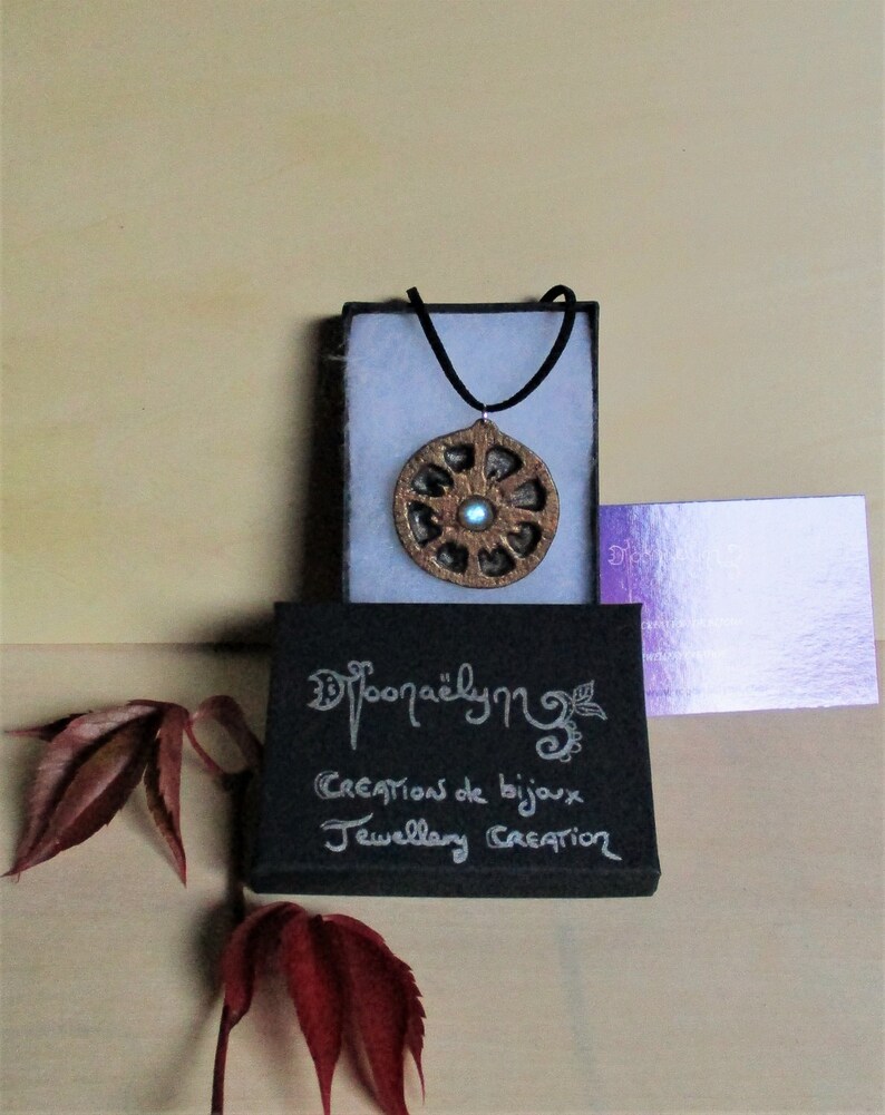 labradorite jewelery,wood jewelery,woman jewelery wood and labradorite pendant,compass bronze color