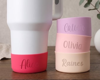 Copribottiglia in silicone personalizzato con incisione/Etichetta personalizzata per bottiglia d'acqua/Protezione per bicchiere/Accessorio per Stanley Cup/Regalo per fascia per bicchiere con beccuccio