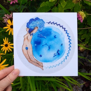 Microcosmic gal - carta martellata da 300 gsm, corpo peloso femminista ricamato fine art giclée blu positività celeste fawnstitch