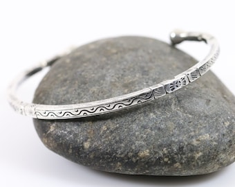 Geätztes Symbol Massiv Armband | Vintage Sterlingsilber | Geätzte Armspange mit Rundkopf Terminierungen