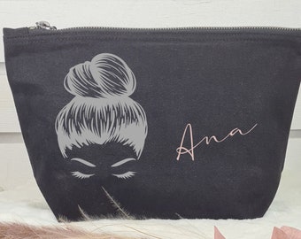 Personalisierte Kosmetiktasche mit Initialen, Kulturbeutel schlicht schwarz, Schminkaufbewahrung Make-Up Tasche Name, Geschenk für Freundin.